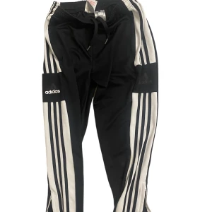 Adidasbyxor💕 - Fina Adidasbyxor, Längst ner på byxorna finns en dragkedja som kan stängas och öppnas ( är L men passar M) Den ser inte så bra ut på bilden så kan gärna skicka flera bilder💕💕