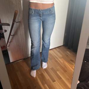 Jättefina och unika lågmidjade jeans. Älskar men används tyvärr inte… jag är 173cm lång och tror ej de passar på någon längre än det tyvärr. Jag har vanligtvis S i byxor men de här passar säkert XS också!!