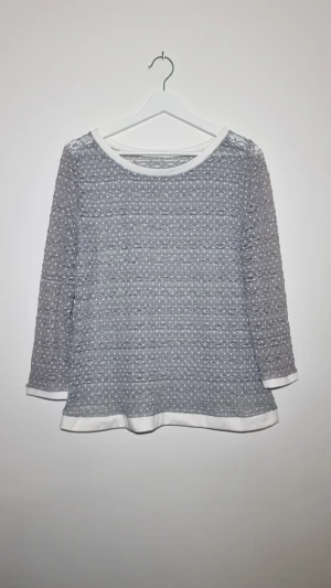 Långärmad spetstopp. - Grå spetströja med vita detaljer. Använt skick, utan skavanker.