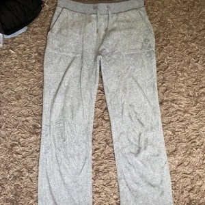 Juciy byxor  - Jag säljer dessa för de är förstora för mig  Pris: 490kr  Storlek 15/15 år men är som xs/s 