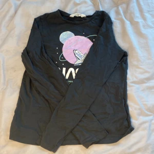 Svart grå långärmad tröja med nasa tryckt på  - En enkel långärmad tröja med nasa tryckt på, använd 3-4 gånger och är i gott skick.