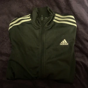 Addidas kofta  - Fin addidas kofta, inget fel på den ba att den inte används, står att det är XL men sitter som en M