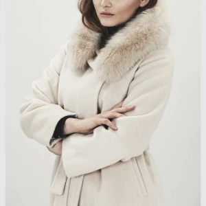 Hollies - Lucinda Wool Hollies, använd fåtal gånger, 7498kr säljer för 3000. Äkta päls, Mycket snygg och lyxig kappa. Storlek 34