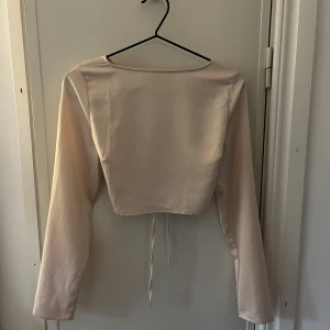 Silke topp - Gullig topp i ”silke” från missguided och knytning i ryggen!