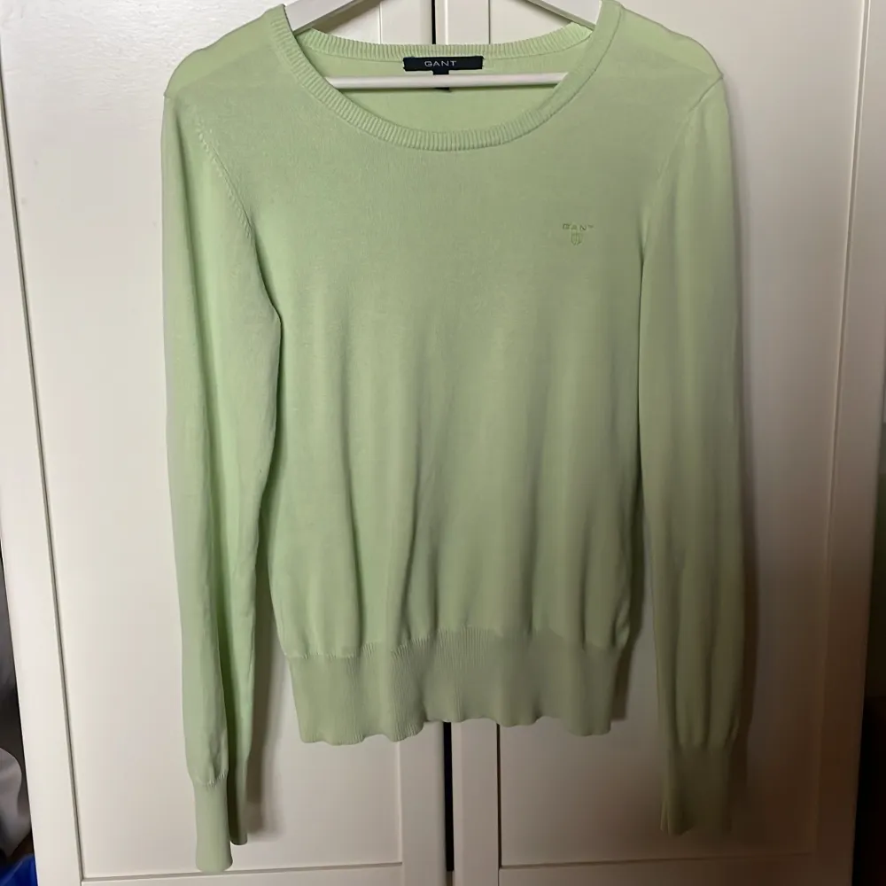 Tunt stickad tröja från gant i en jättefin ljusgrön färg. Köpt secondhand men är i mycket fint skick!❤️‍🔥. Tröjor & Koftor.