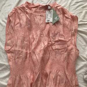 Populär topp  - Den populära toppen från HM som blev slutsåld! Helt oanvänd med prislapp kvar! ❤️nypris 249kr
