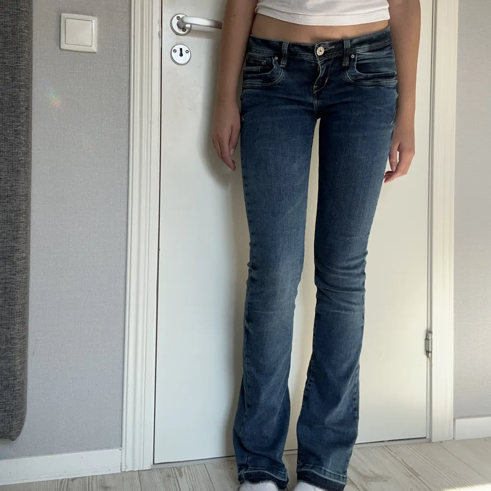 Säljer mina lågmidjade jeans från Ltb. De är i nyskick och använda endast fåtal gånger. De är uppsprättade längst ned.. Jeans & Byxor.