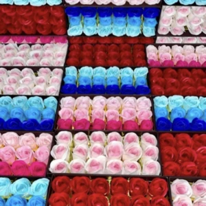 ROSBOX - Snygg & elegant ROSBOX. Rosorna är gjorda av tvål material och luktar gott & håller förevigt. Perfekt att ge bort i present. 