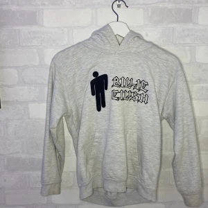 Grå/svart Billie Elish hoodie! - Grå billie elish hoddie med luva och fickor! Använt ca 2-3 ggr🤗 storlek 140-144!