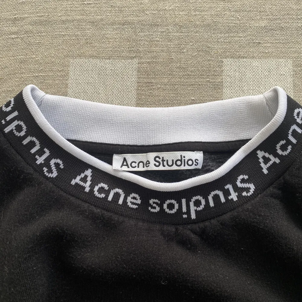 Acne studios tröja köpt i Köpenhamn för 2700kr. Toppen skick i superbekvämt viskossilke.. Hoodies.