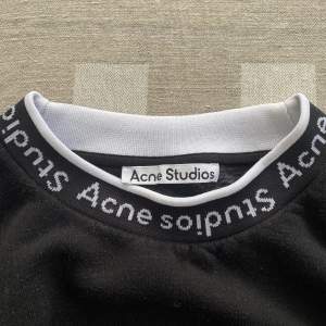 Acne studios tröja köpt i Köpenhamn för 2700kr. Toppen skick i superbekvämt viskossilke.