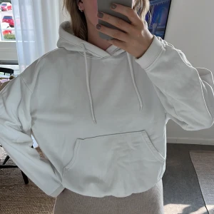 Hoodie - Vit oversized hoodie från Weekday! Storlek XS men mer som en S/M🍂