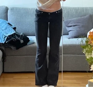 Weekday jeans - Säljer mina sjukt snygga lågmidjade bootcut jeans i svart!💗 midjemått rakt över: 35cm Innerbenslängd: 77cm