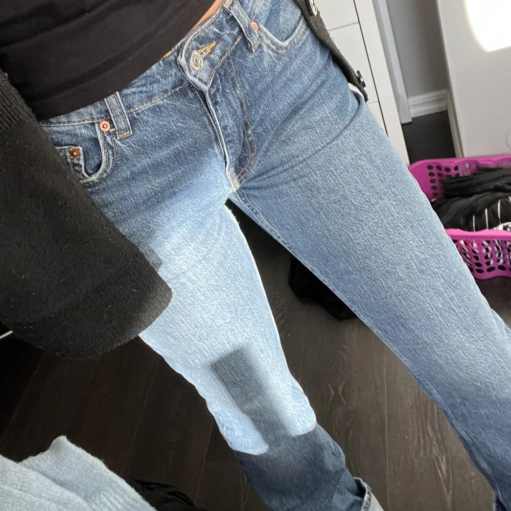 Ett par mörk blå jeans från Gina🌸strl 34 men passar mig som vanligtvis har 36. Jeans & Byxor.