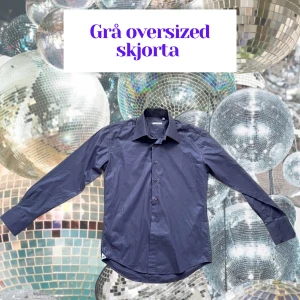 Grå oversized skjorta - Svinsnygg grå skjorta som skiftar lite glansigt blått. Storlek L 