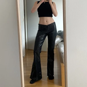 Svarta glitter ish byxor - Sjukt snygga byxor. Är 165⭐️