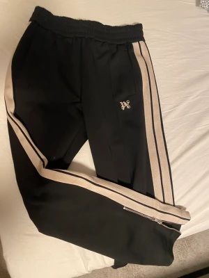 Palm Angels sweatpants - Palm Angels sweatpants köpta från farfetch. Nypris: 5130kr Storlek: S  Använda men som nya Kvitto finns och priset kan diskuteras. 