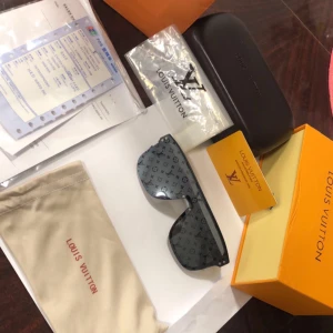 Louise Vuitton glasögon - Hej säljer mina fina glasögon jag fick när jag fyllde år jag använder aldrig solglasögon så vill sälja dom är behov av pengar allting medföljer säljer för bra pris ,kan även diskuteras helt fräscha och nya använda 2 gånger inget fel me dem 