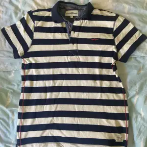 Randig tröja med mörkblått och vitt. Också lite röda detaljer. Säljer åt min bror då den är för liten. I storlek 170.