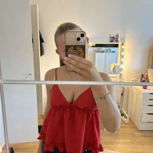 topp - en till söt topp ifrån shein , den är för liten❤️