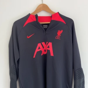 Liverpool träningströja - Skick 10/10 Använder inte längre Hör av er vid frågor!  