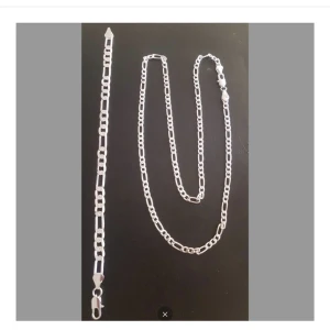 Silverpläterad armband och halsband  - Silverpläterad halsband och armband  Ny Halsband är 55 cm längd 4mm bred. Ny Armband är 20 cm längd 6cm bred.