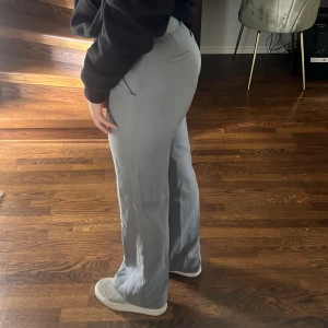 Kostymbyxor - Säljer dessa jättesköna grå kostymbyxor då de har blivit för små för mig i midjan. Jättesnygga att ha till skolan eller fest. De är midwaist ish och materialet är väldigt mjukt men snyggt!💓