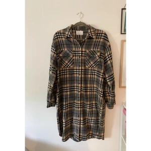 Skjortjacka - Tunn skjortjacka i längre modell från Sisters Point.  Sparsamt använd.  Storlek M. Grå färg med beiga detaljer. 