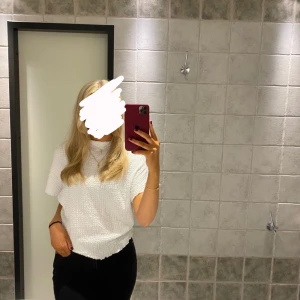 tröja - Super fin t-shirt/blus från zara!! aldrig använd Str S Nypris 199🫶🏼 (lånad bild)