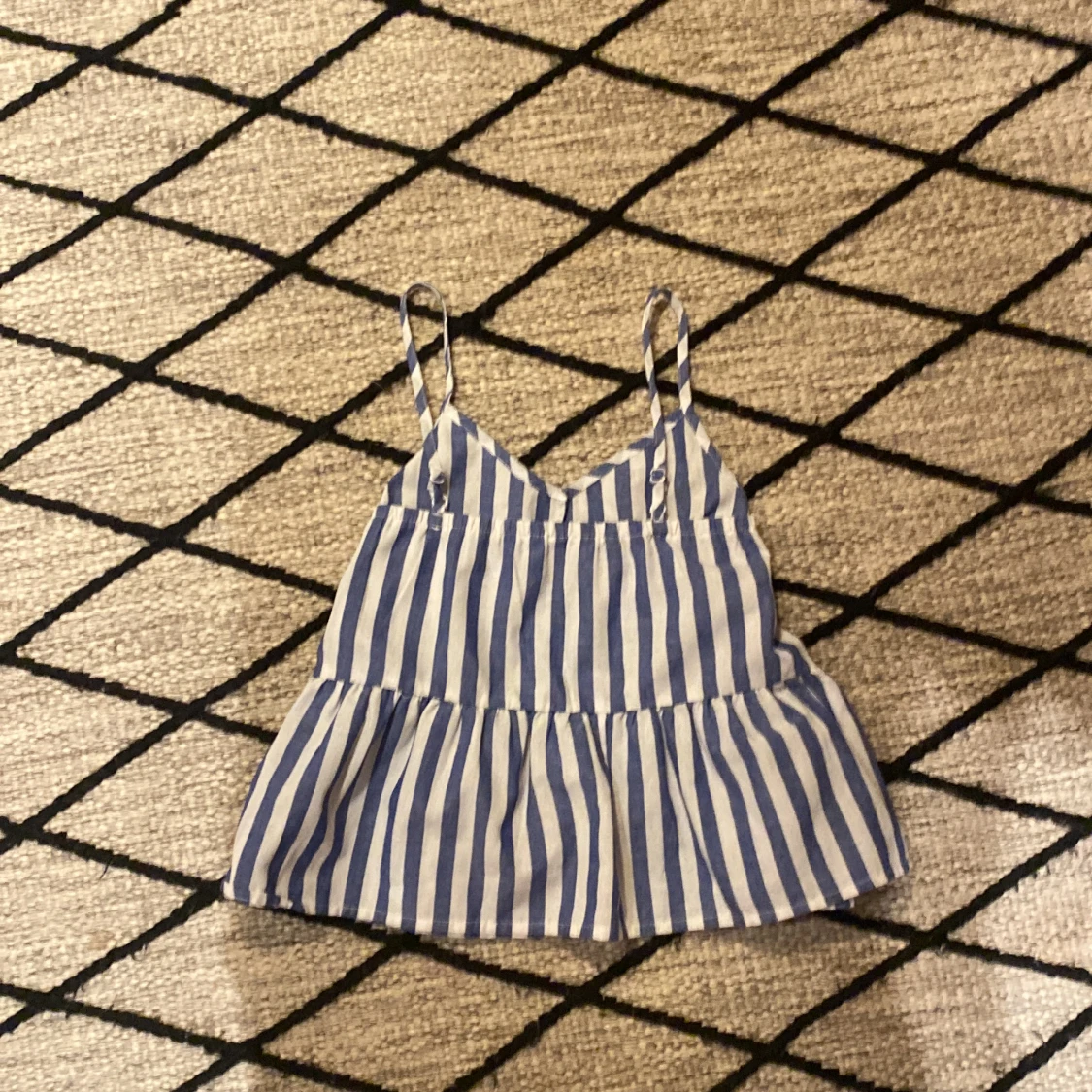 Randig topp med volang - 90