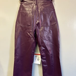 New generation st 152 - lila eller kanske vinröda byxor i fuskskinn