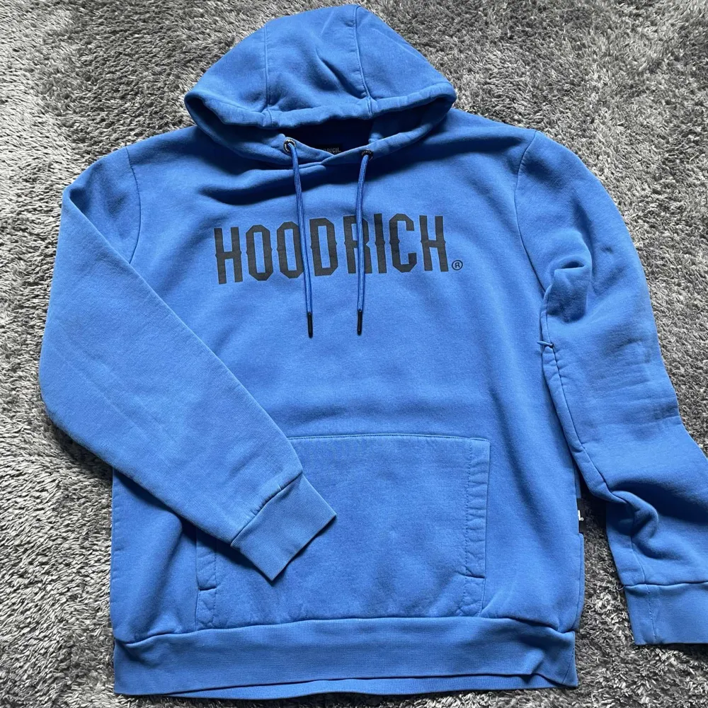 Skön hoodrich hoodie i färgen mörkblå riktigt fin färg, hoodie har används sparsamt men har fortfarande mycket att ge! Vid frågor hör av er!. Hoodies.