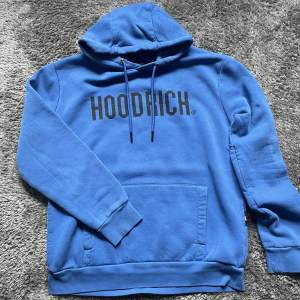 Skön hoodrich hoodie i färgen mörkblå riktigt fin färg, hoodie har används sparsamt men har fortfarande mycket att ge! Vid frågor hör av er!