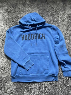 Hoodrich hoodie - Skön hoodrich hoodie i färgen mörkblå riktigt fin färg, hoodie har används sparsamt men har fortfarande mycket att ge! Vid frågor hör av er!