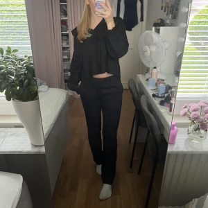 Lågmidjade kostymbyxor - Säljer mina lågmidjade kostymbyxor som inte längre kommer till användning💖hör av er för mer bilder eller om ni har frågor💖 