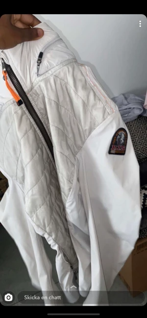 Parajumper jacka - Vit parajumperjacka i strl S Använd en vår  Nypris 4000 Säljes eftersom att min dotter växt ur den