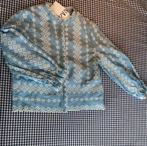 Broderad blusjacka från Zara - Ljusblå broderad blusjacka från Zara i 100% bomull. Storlek S. Aldrig använd.