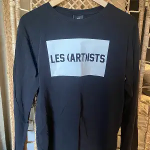 Säljer en tröja från Les Artists i storlek small. Fint skick.