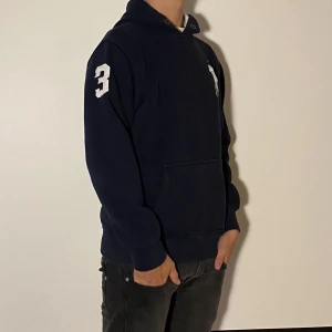 Ralph Lauren hoddie  - Ralph lauren hoodie - Storlek XS (passar S) - Varan är i fint skick och har inga flaws - modellen är 172cm och 65kg - vid frågor eller funderingar är det bara att skriva!