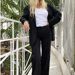 Svarta kostymbyxor  - Svarta kostymbyxor från venderbys. 703kr ordinarie pris, plus frakt från Danmark.  Innerbenslängd: 79cm Fint skick, enbart lite noppriga. Kan ta bort innan.