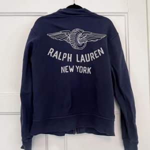 Säljer nu min Ralph Lauren full zip tröja köpt i Paris! Säljer pga för liten.