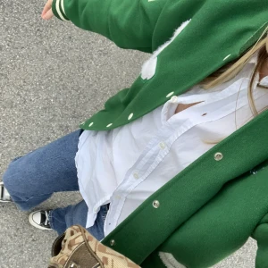 Baseball jacka - Cool baseballjacka som jag köpt här på plick. Den har några defekter från den förra ägaren (fläckar som syns på sista bilden). I övrigt är den i fint skick! Färgen syns bäst på första bilden💚