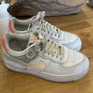 Nike AF1, använd med i bra skick.  Normala i storleken skulle jag säga. Går att tvätta, så ser som nästan ut som nya!  