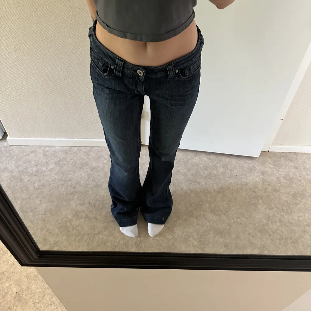 (första bilden är lånad av julia) säljer dessa lågmidjade bootcut jeansen för dom va för stora för mig, midja 80 innerben 87 jae 1,63 . Jeans & Byxor.