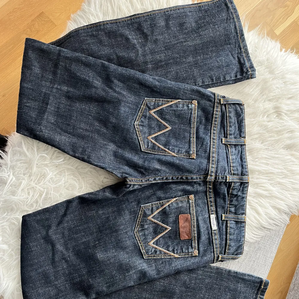 Snygga lågmidjade bootcut wrangler jeans oanvända. Säljer då de inte passa. Coola fickor, pris kan diskuteras vid snabb affär. . Jeans & Byxor.