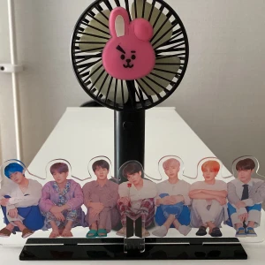 BTS merch  - säljer dessa två bts merch. En mini fläkt och standee. 