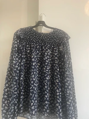 Blus - Jätte fin blus med blommor på! Säljer då den ej kommit till användning. Den är aldrig använd utan endast testad på💕 nypris 400