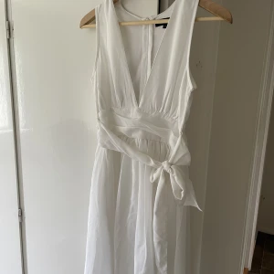 Klänning - Vit klänning. Aldrig använd🤍