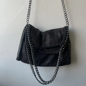 Stella McCartney liknande väska - Säljer min Stella McCartney liknande väska i jättefint skick🫶