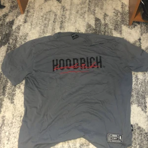 Hoodrich T-shirt  - Nyskick knappt använd 